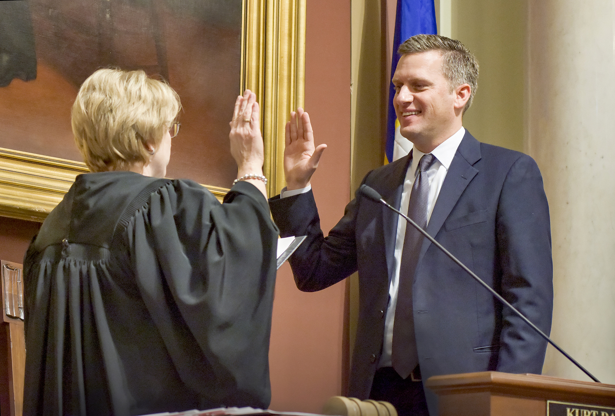 State Supreme Court Chief Justice Lorie Skjerven Gildea swears in House Speaker Kurt Daudt Jan. 3 during opening day of the 2017 legislative session. Photo by Andrew VonBank